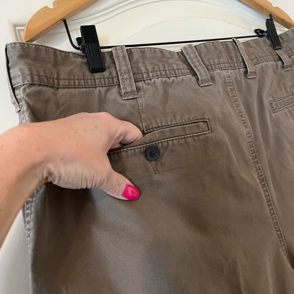 Eddie Bauer Light Brown Khaki Shorts, Front Pleats, Men’s Size 40 - Picture 4 of 12